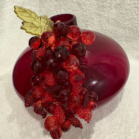 Elegant burgundy/red Bulb Glass Vase with red berry accent - Picture 4 of 7